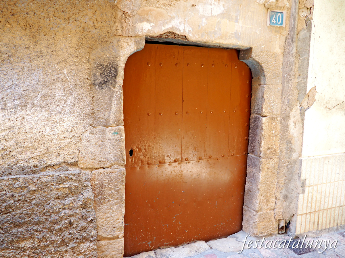 Cabacés - Portalada amb permòdols medievals 