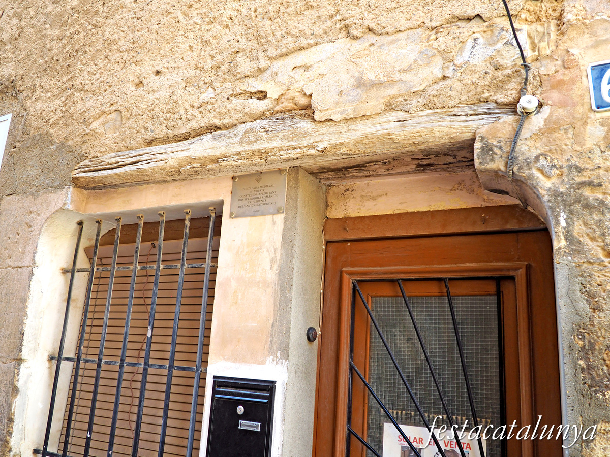 Cabacés - Portalada amb permòdols medievals 