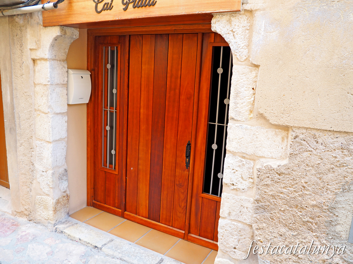 Cabacés - Portalada amb permòdols medievals 