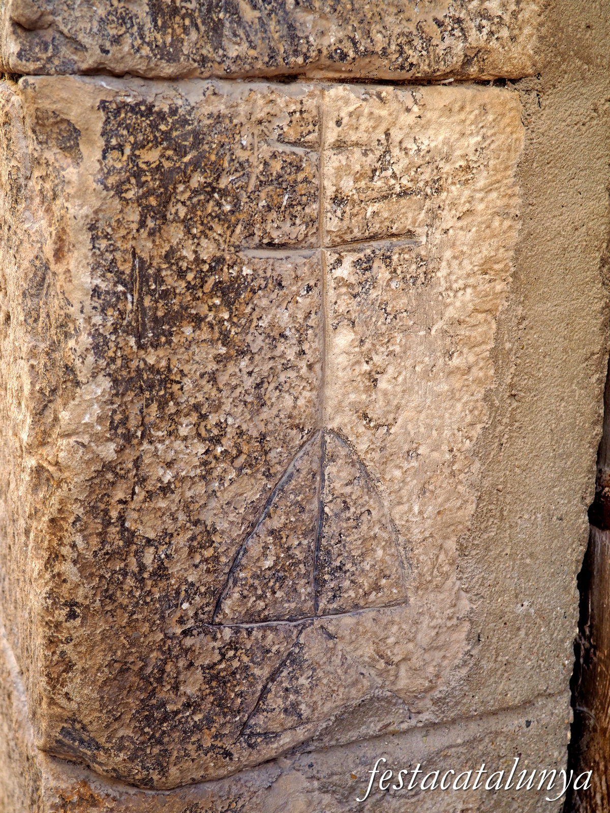 Cabacés - Portalada amb relleus 