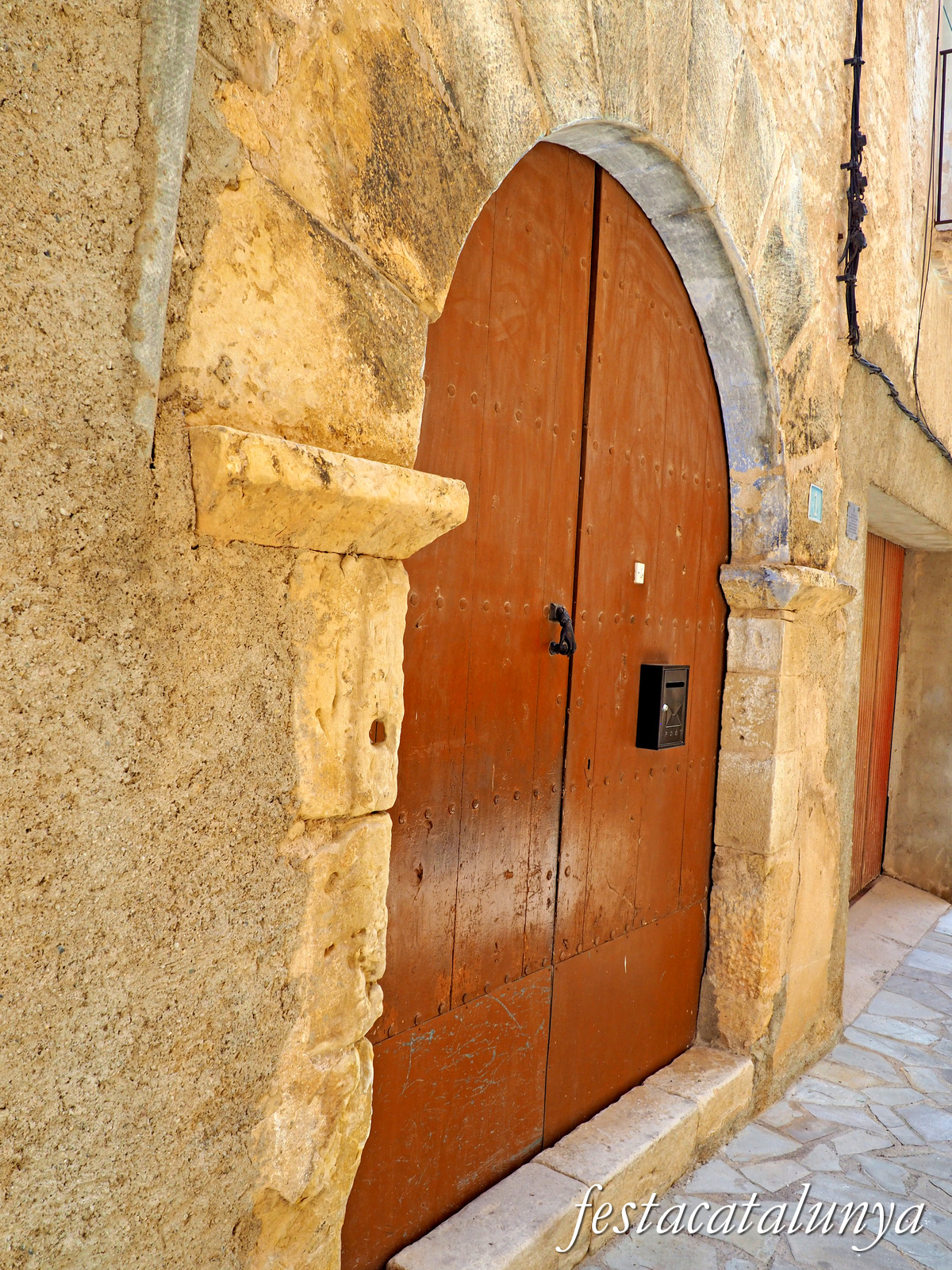 Cabacés - Portalada romànica reaprofitada