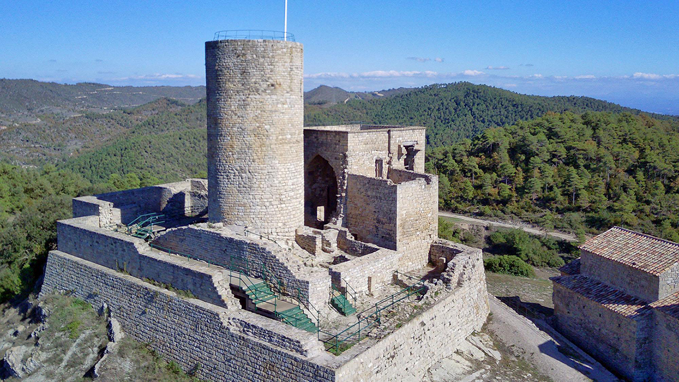 Sant Pere Sallavinera - Castell de Boixadors i església romànica de Sant Pere (Foto: Ramon Sunyer)