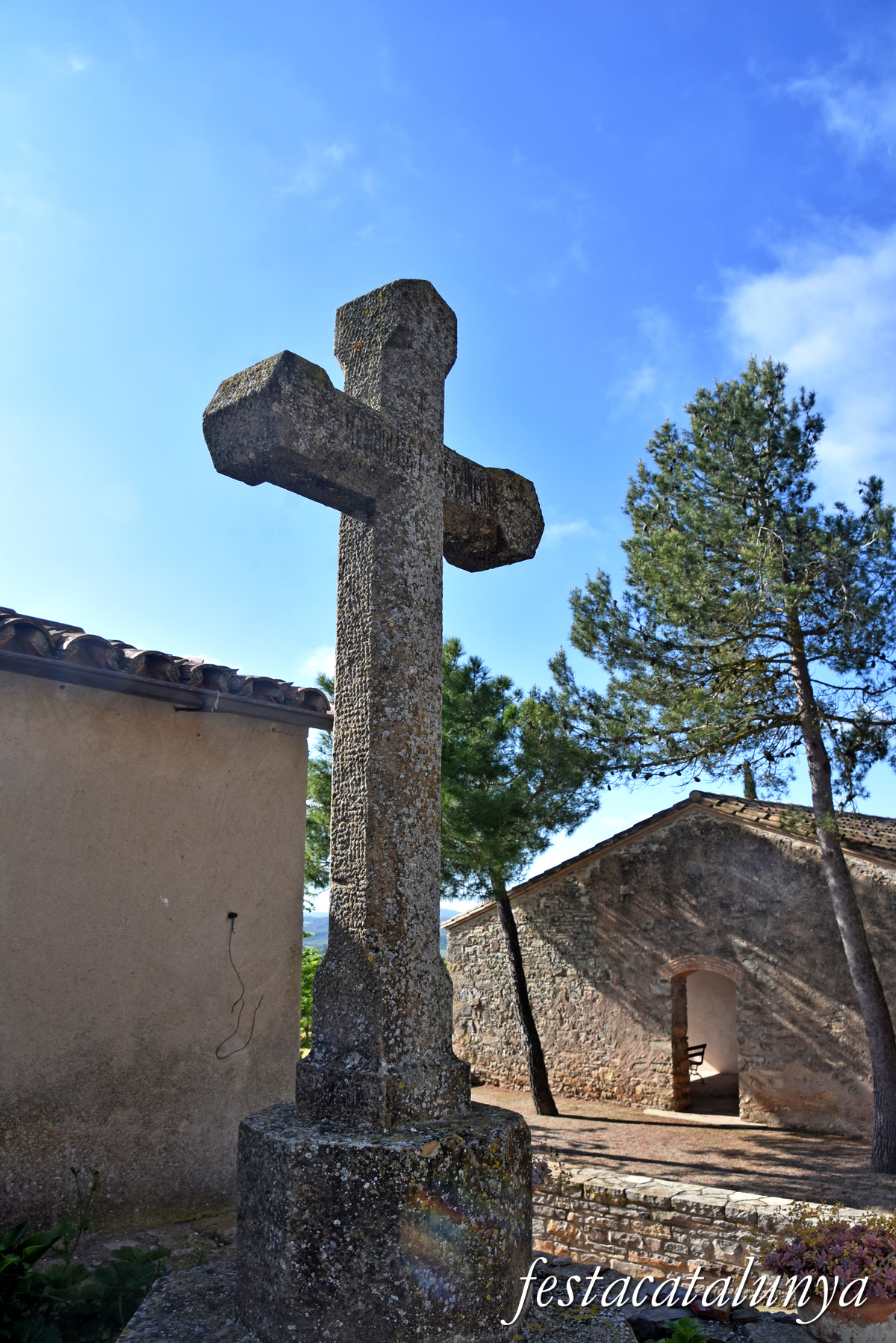 Sant Pere Sallavinera - Creu de pedra de La Llavinera 