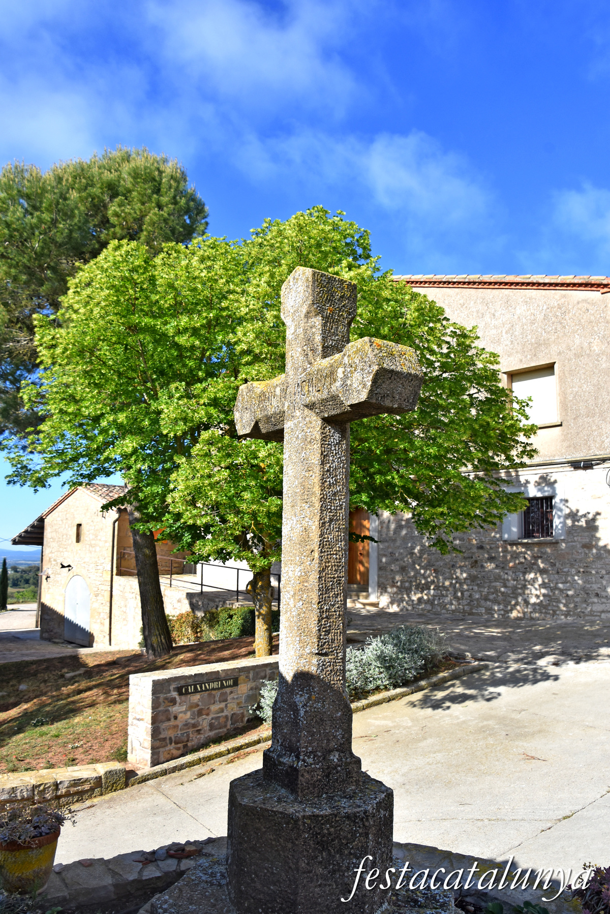 Sant Pere Sallavinera - Creu de pedra de La Llavinera 