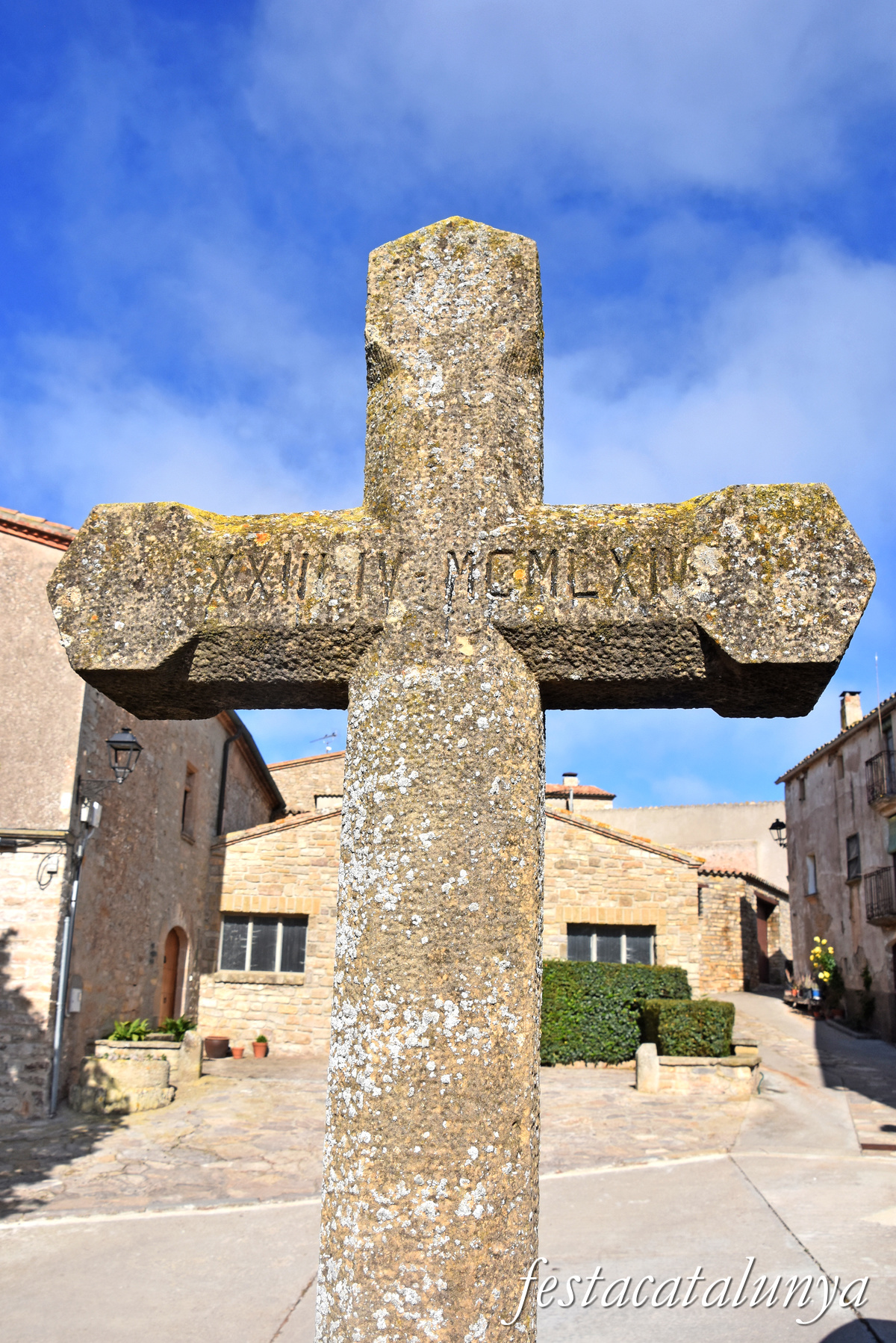 Sant Pere Sallavinera - Creu de pedra de La Llavinera 
