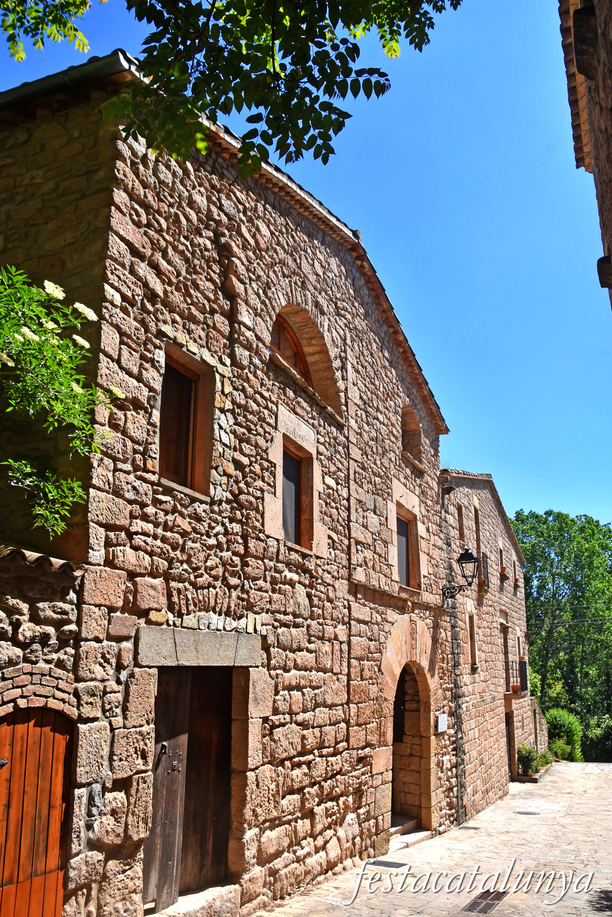 Sant Pere Sallavinera - Cal Miquel i portal adovellat