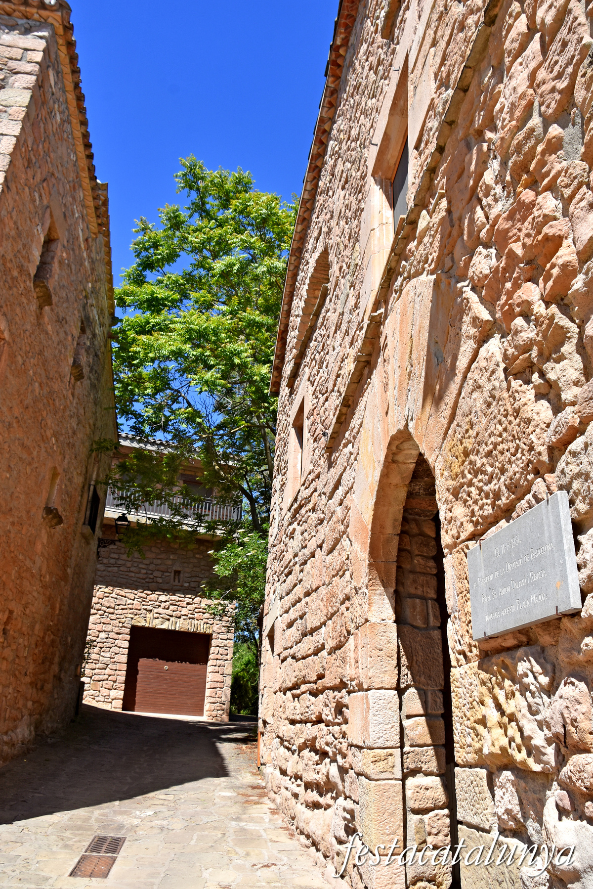 Sant Pere Sallavinera - Cal Miquel i portal adovellat