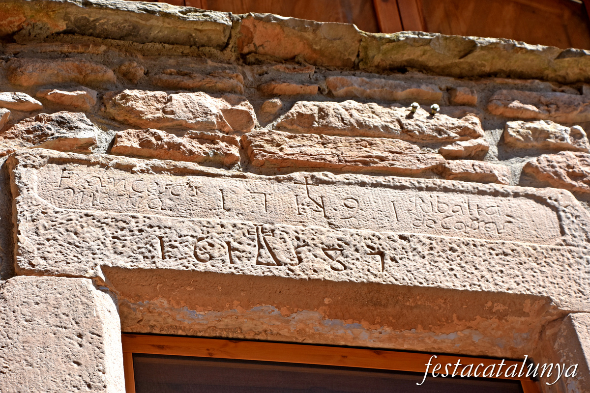 Sant Pere Sallavinera - Cal Miquel i portal adovellat 