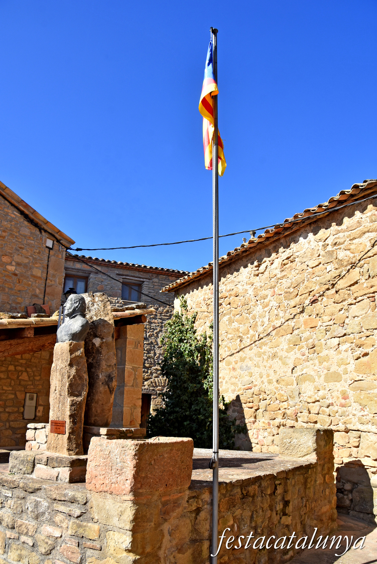 Vilanova de Meià - Nucli històric de Boada - Monument a Josep Galceran de Pinós 