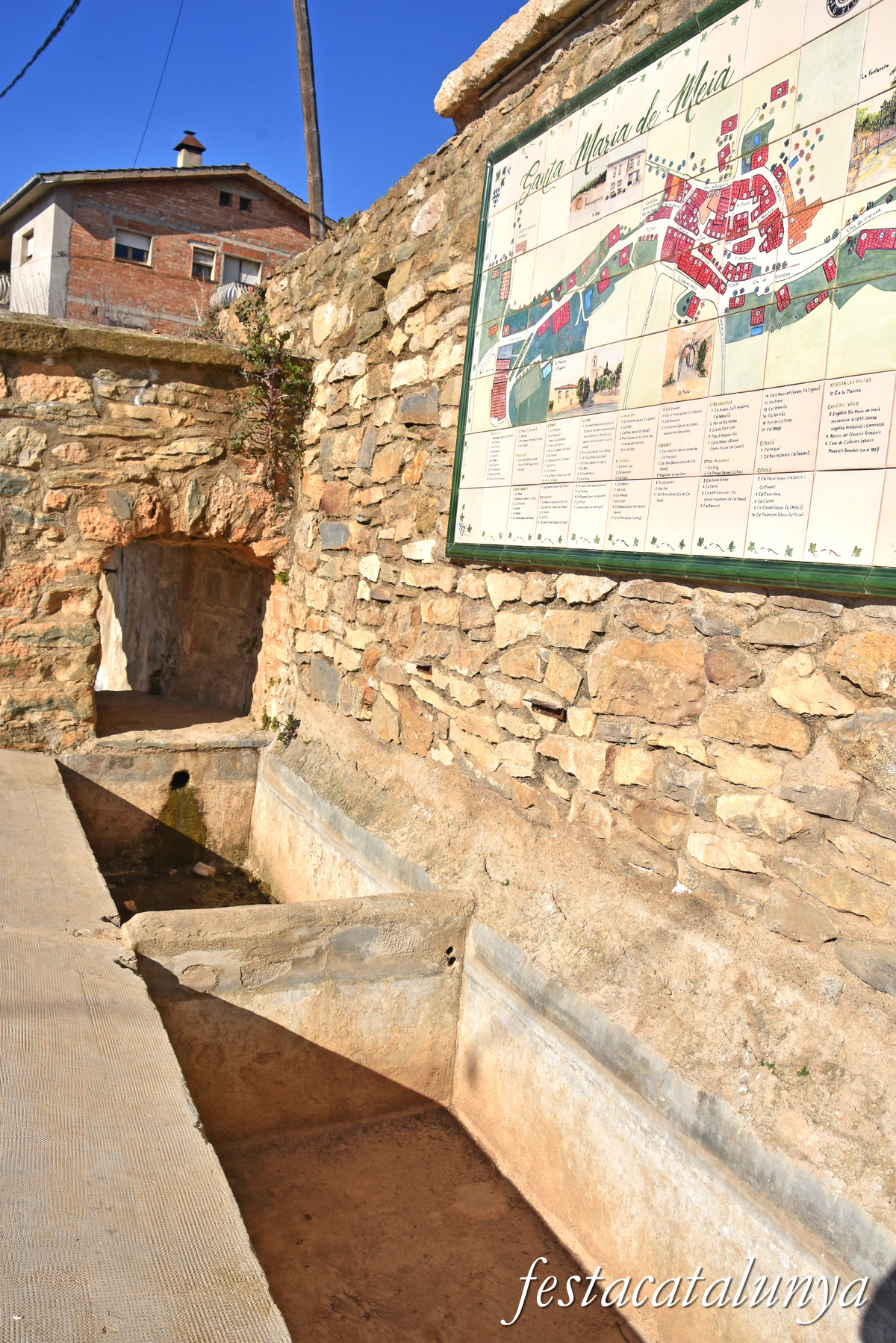Vilanova de Meià - Nucli històric de Santa Maria de Meià - Font de la Plaça 