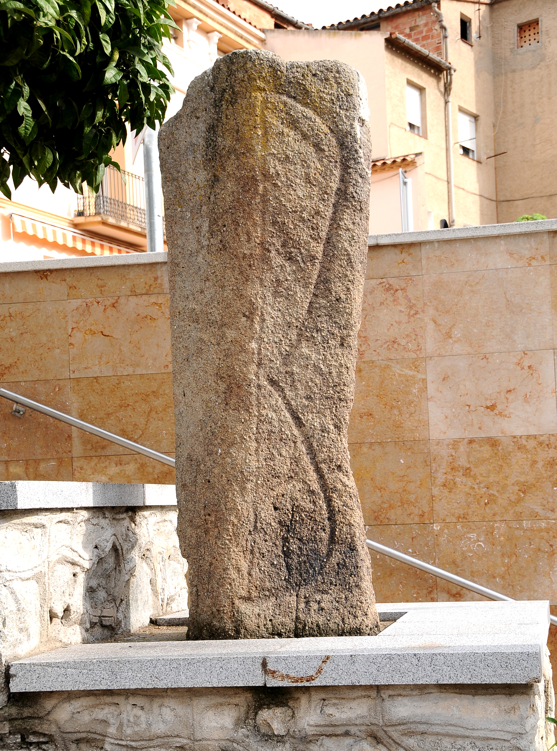 Menhir de Castellruf a Santa Maria de Martorelles ***