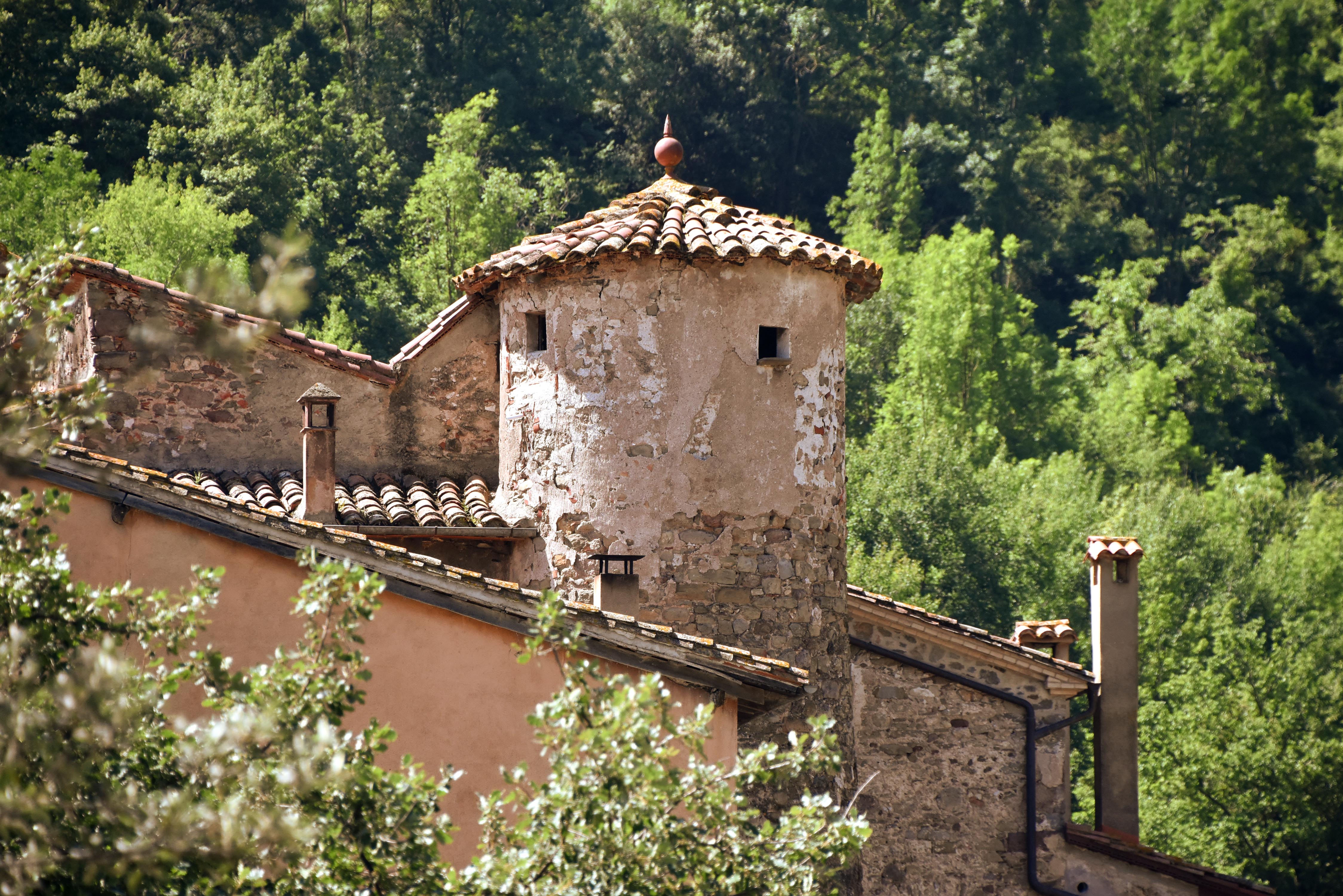 Torre rodona del monestir de Santa Maria de Riudaura