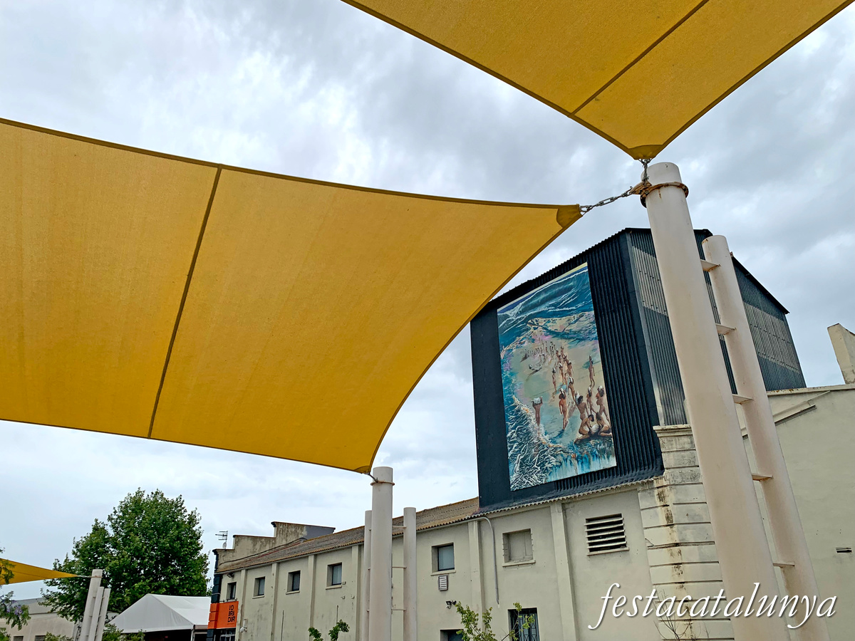 Deltebre - Plaça de les Dones - Mural L'Aigua al coll 