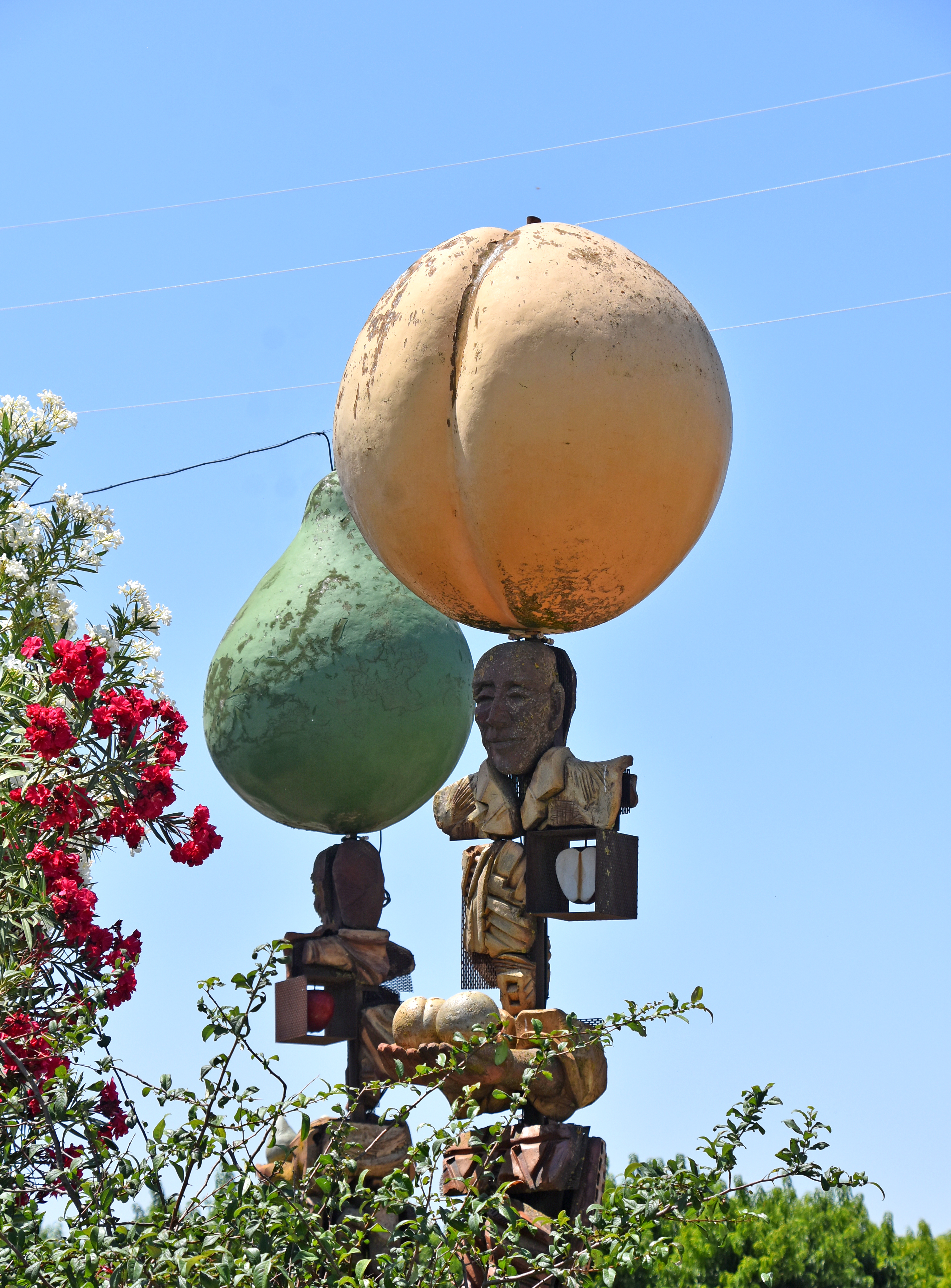 Escultura l'Home i el seu Fruit d'Enric Orobitg Clua a Torrelameu
