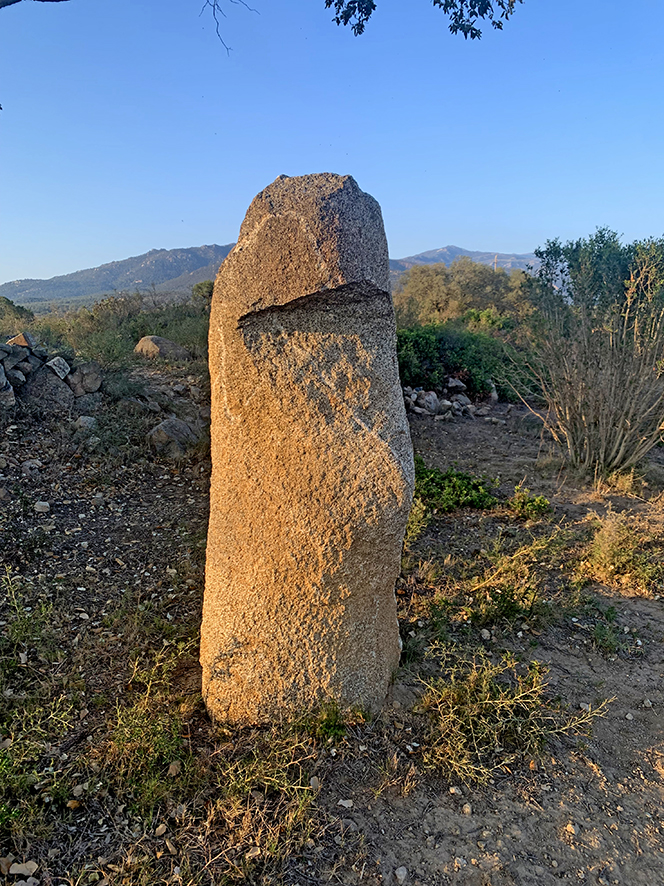 4. Menhir prop dels Estanys de la Jonquera ***