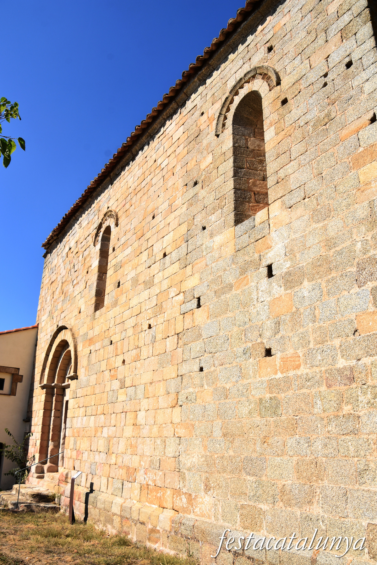 La Jonquera - Ermita de Santa Llúcia, antiga parròquia de Sant Miquel de Solans