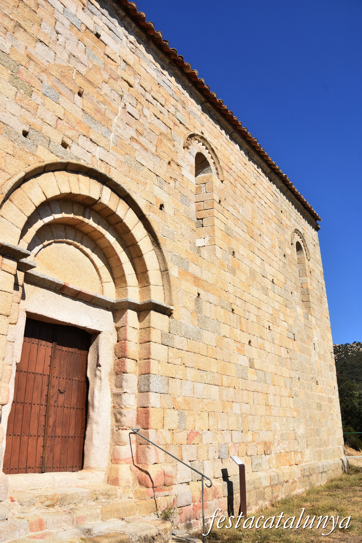 La Jonquera - Ermita de Santa Llúcia, antiga parròquia de Sant Miquel de Solans