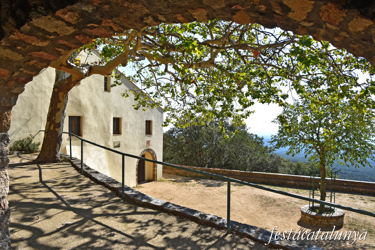 La Jonquera - Ermita de Santa Llúcia, antiga parròquia de Sant Miquel de Solans 