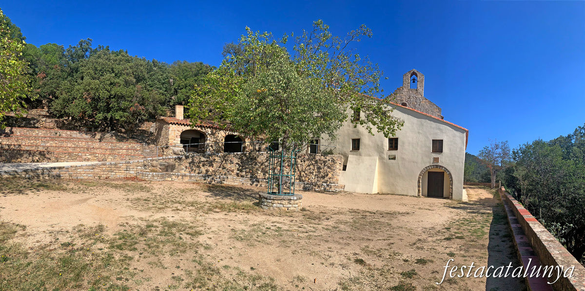 La Jonquera - Ermita de Santa Llúcia, antiga parròquia de Sant Miquel de Solans 
