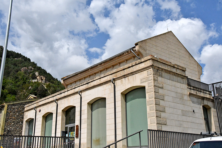 Antic edifici de l'Energia i actual biblioteca Terra Baixa de Ribes de Freser