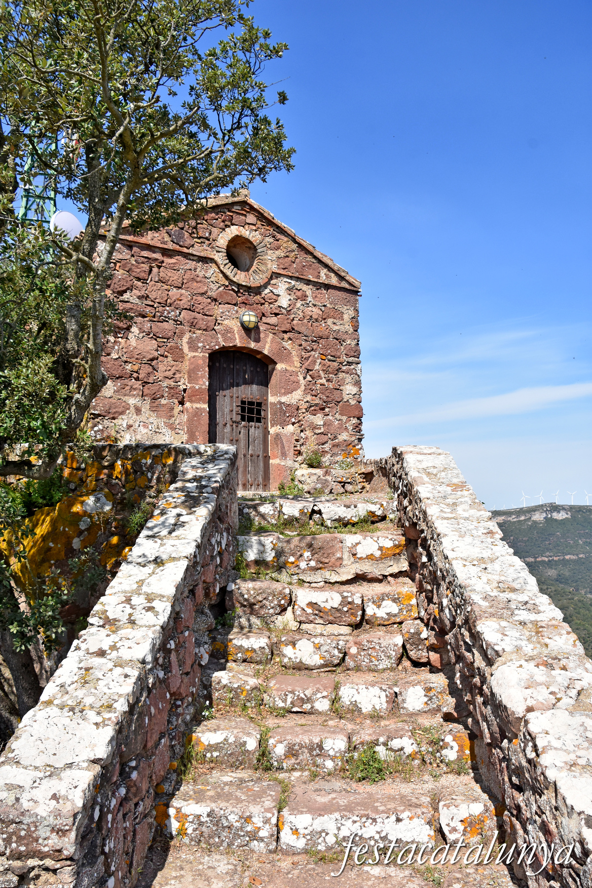 Riudecanyes - Ermita de Santa Bàrbara del castell-monestir d'Escornalbou 